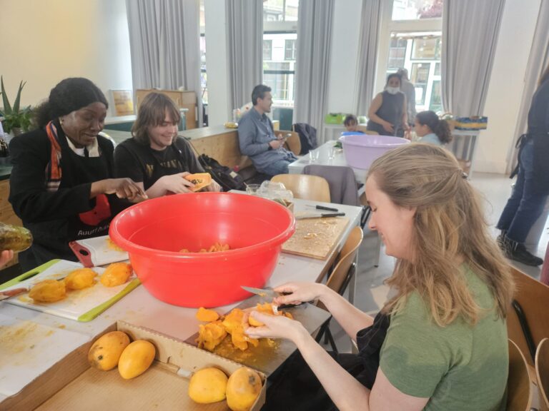 Koken bij Buurtbuik op Zuid🧑🏿🍳🥗🍽️ whatsapp image 2026 05 07 at 00.04.40 (1)