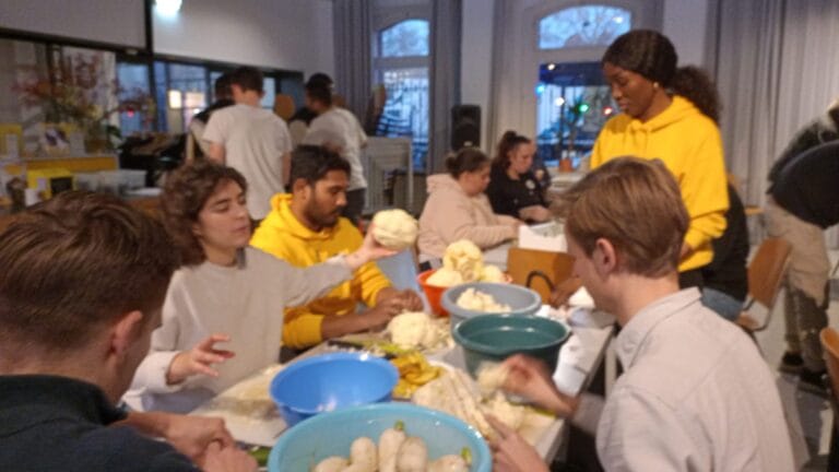 Koken bij Buurtbuik op Zuid🧑🏿🍳🥗🍽️ whatsapp image 2025 11 12 at 17.11.33